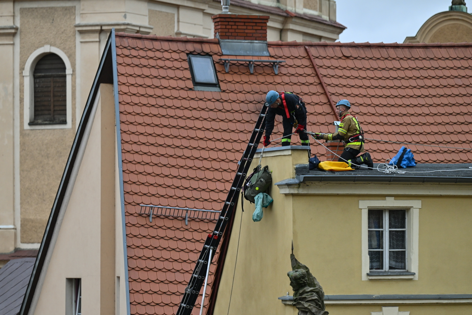 śmigłowce ewakuują mieszkańców z dachów. „inny sposób jest niemożliwy”