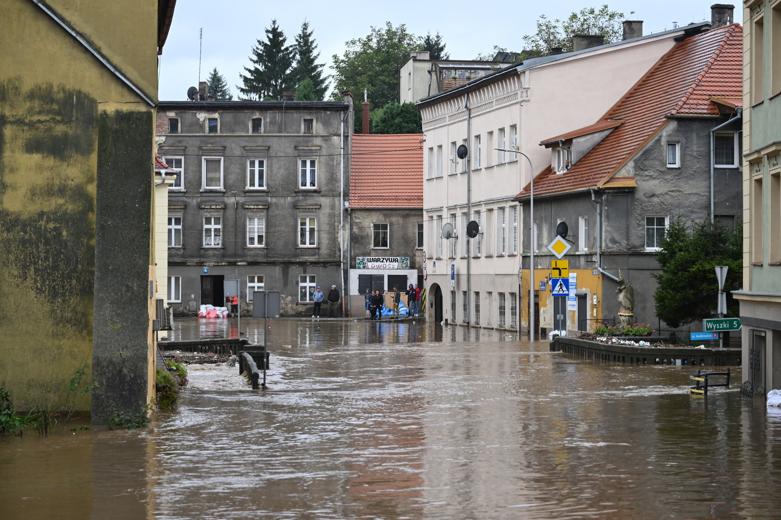 Druga ofiara powodzi w polsce. mężczyzna próbował przejść przez potok