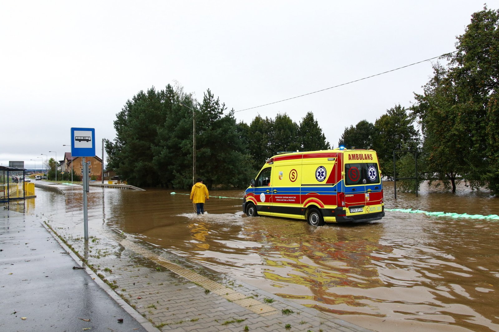 Jak wezwać pomoc podczas powodzi? o tym trzeba wiedzieć