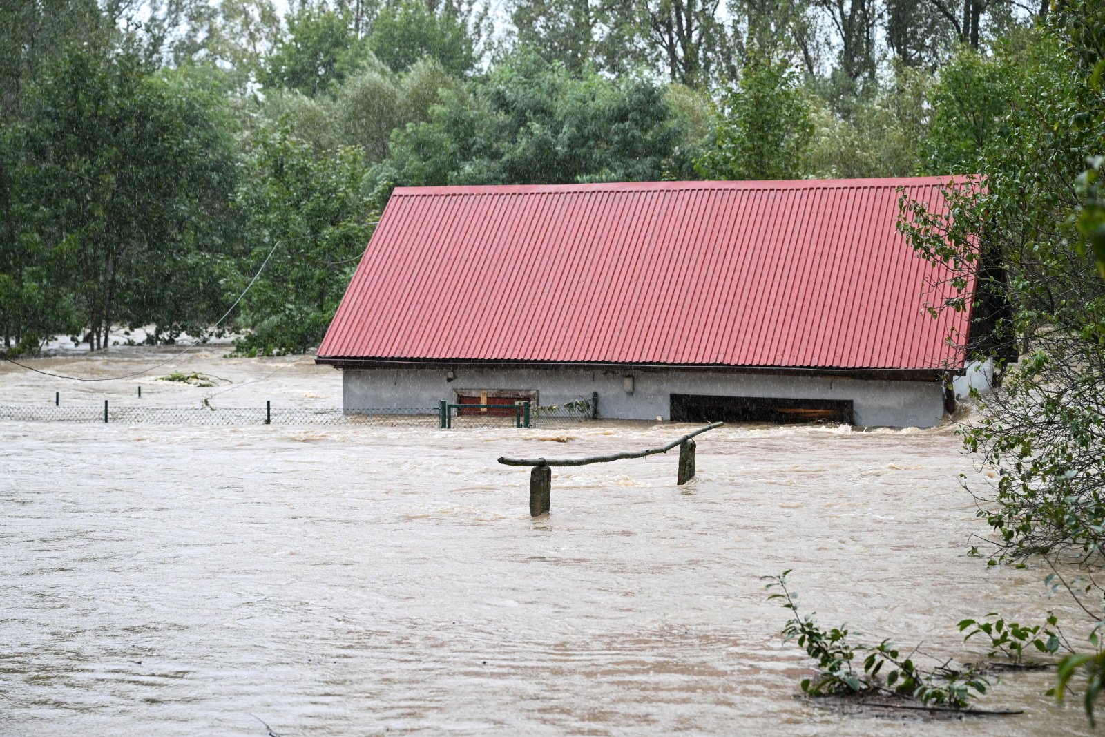 W stroniu śląskim woda przerwała tamę!