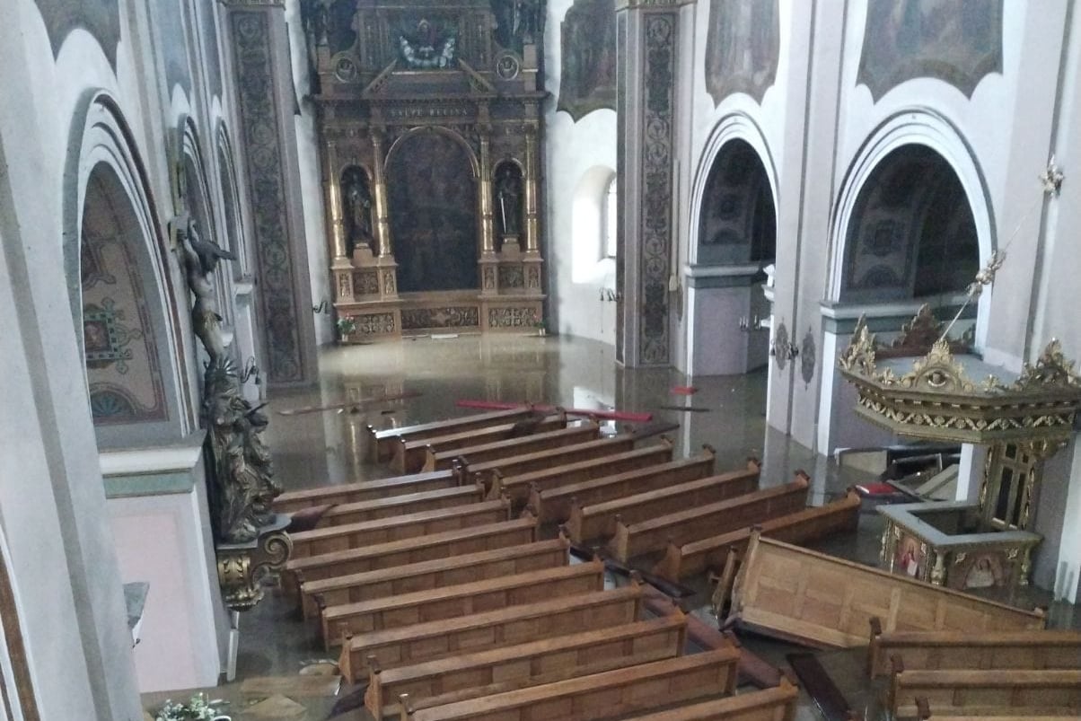 Zrujnowany kościół franciszkanów. "łatwiej było potrzeć na wodę, niż na to, co po niej zostało"