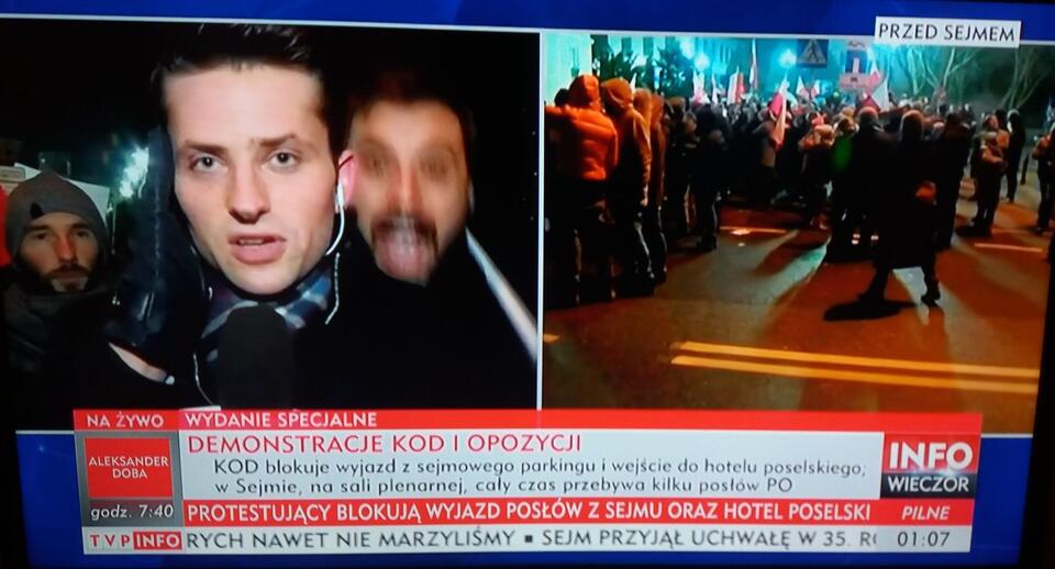 Brutalny atak na reportera TVP pod Sejmem. Jeden z kilku tej nocy