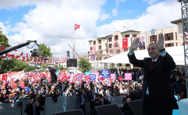 Prezydent Recep Erdogan pozdrawia swoich zwolenników na wiecu w Istambule, fot. PAP/ EPA/TURKISH PRESIDENT PRESS OFFICE