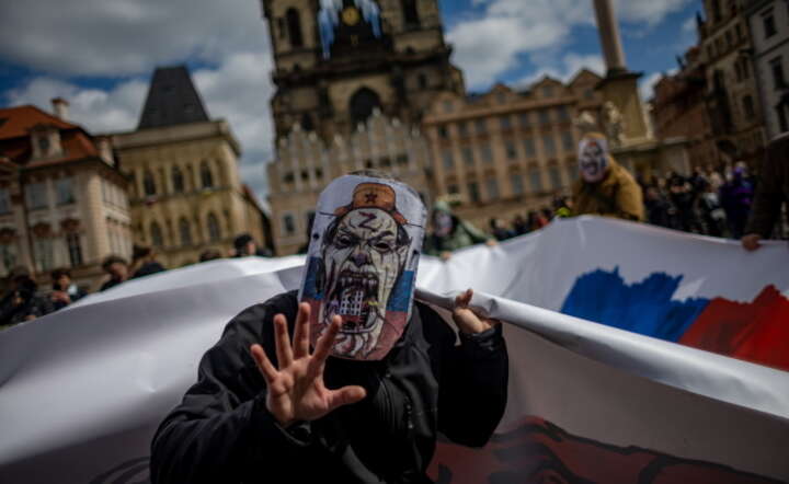 Antyrosyjski protest w Pradze. Człowiek w masce symbolizującej agresję Moskwy / autor: PAP/EPA/MARTIN DIVISEK 