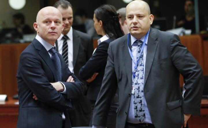Minister finansów Paweł Szałamacha (z lewej) w Brukseli, fot. PAP/EPA/Olivier Hostelet
