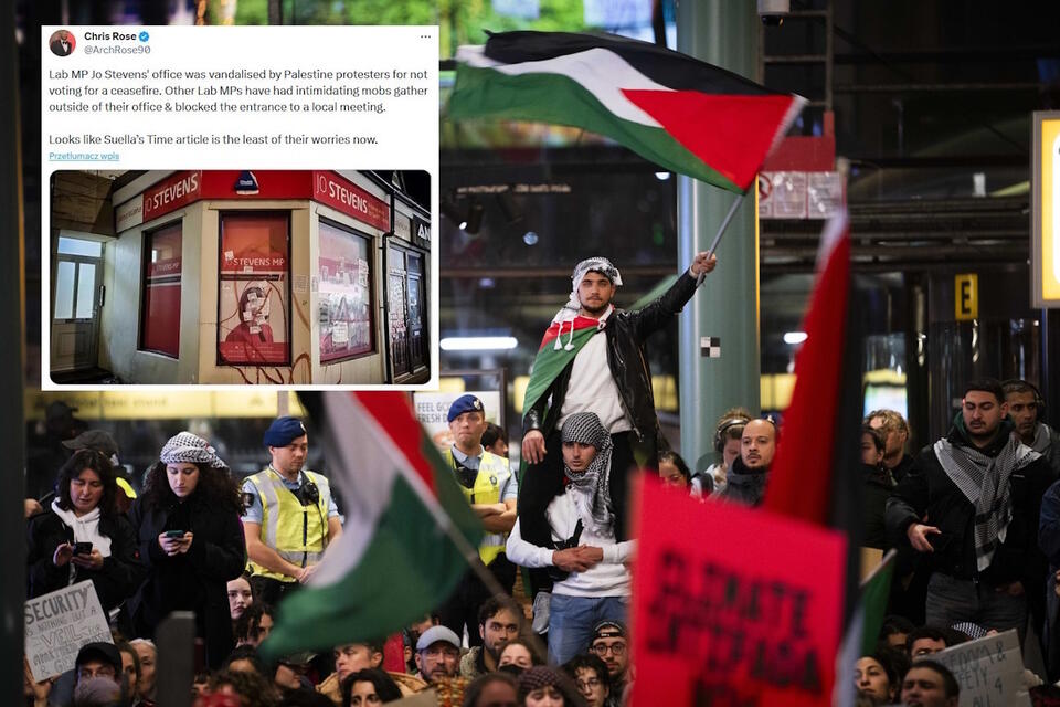 Protestujący machają flagami Palestyńczyków podczas demonstracji okupacyjnej w ramach solidarności z narodem palestyńskim w Schiphol Plaza w Holandii / autor: PAP/EPA/JEROEN JUMELET/twitter.com/ArchRose90