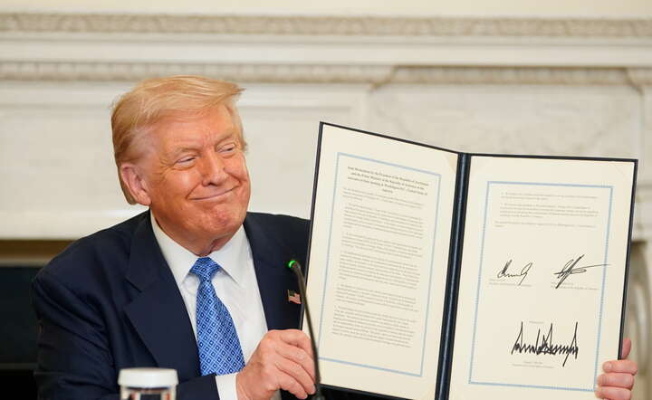 Stosowanie ceł przez prezydenta USA Donalda Trumpa daleko wykraczało poza rozwiązanie problemu deficytu handlowego USA / autor: PAP/EPA/NATHAN HOWARD
