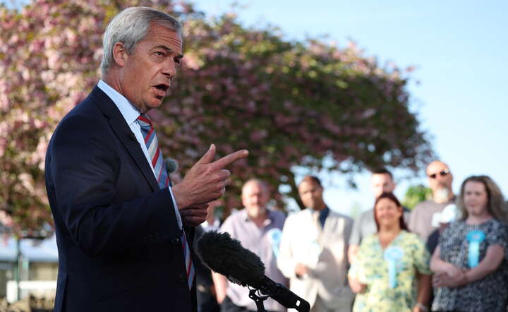 Nigel Farage na spotkaniu z wyborcami w Staffordshire, 2 maja / autor: PAP/ EPA/ADAM VAUGHAN