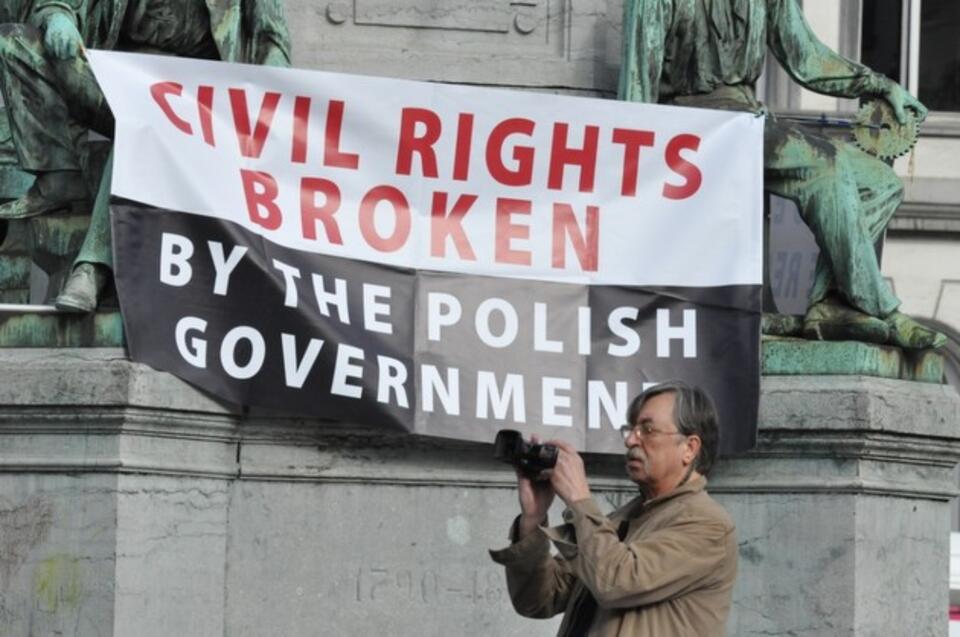 Jeden z banerów z manifestacji przed Parlamentem Europejskim. Fot. EKiR