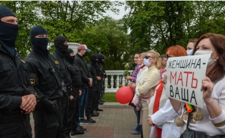Pokojowy marsz kobiet przeciwko Łukaszence, Mińsk 29 bm. / autor: PAP/EPA