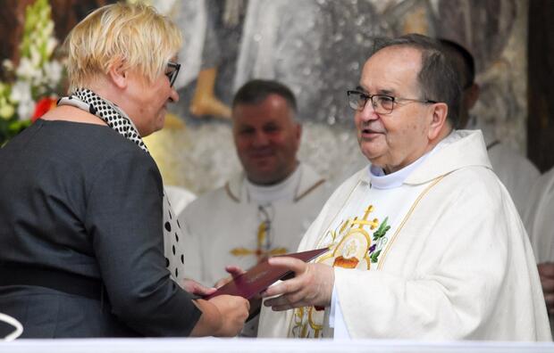 Minister Grażyna Ignaczak-Bandych, Szef KPRP na uroczystości z okazji 50-lecia ślubów zakonnych i kapłaństwa Ojca Tadeusza Rydzyka / autor: Monika Bilska/Kancelaria Prezydenta/prezydent.pl
