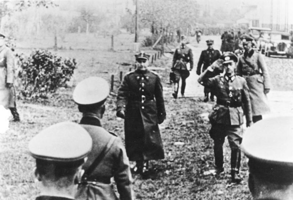 28 września 1939 r. gen. Tadeusz Kutrzeba i gen. Johannes Blaskowitz podpisali umowę o kapitulacji Warszawy. fot. BundesArchiv