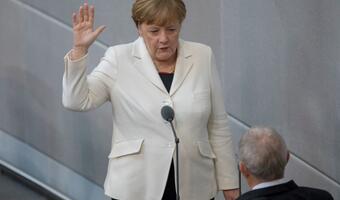 Merkel ma uczulenie? Dostaje drgawek przy hymnach