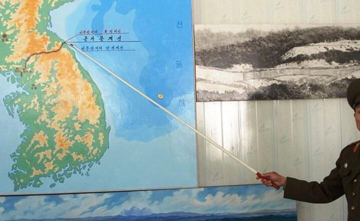 Żołnierz północnokoreański pokazuje na mapie linię demarkacyjną Panmundżon / Fot.Wikipedia.org