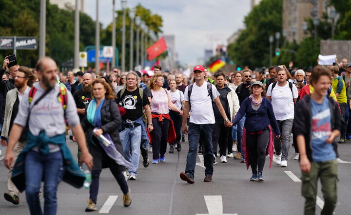 Protest przeciwko obostrzeniom w Berlinie / autor: PAP/EPA