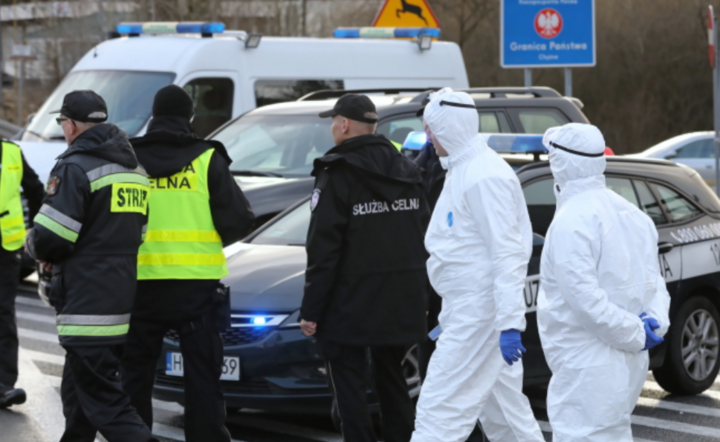 Chyżne, 11.03.2020. Kontrola sanitarna pasażerów wjeżdżających do Polski, 11 bm. na granicy ze Słowacją (woj. małopolskie).  / autor: PAP/Grzegorz Momot