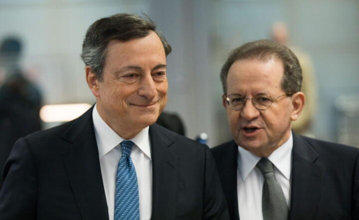 Szef EBC Mario Draghi i wiceprezest Vitor Constancio przed konfes=recją po obradach banku, fot. PAP/ EPA/RANK RUMPENHORST 