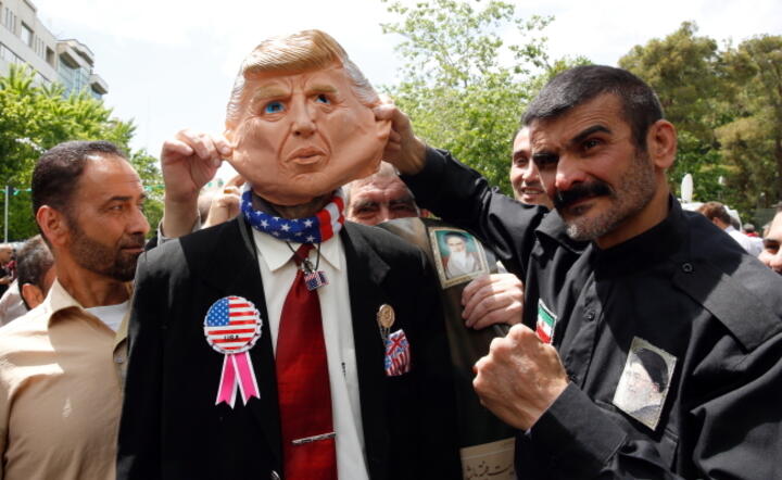 Demonstranci w Teheranie znieważają kukłę prezydenta Trumpa na marszu poparcia dla decyzji rządu Iranu o wznownieniu programu atomowego / autor: PAP/EPA/ABEDIN TAHERKENAREH 