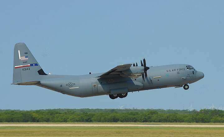Amerykański transportowiec wojskowy Lockheed C-130 / autor: Pixabay