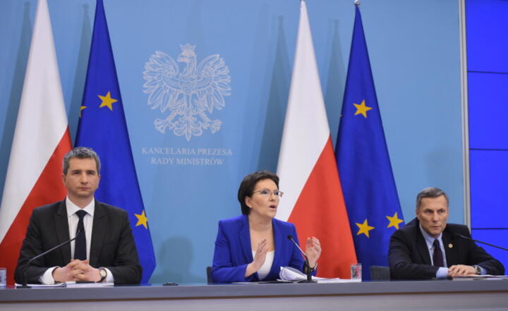 Mateusz Szczurek, Ewa Kopacz i prof. Leonard Ertel na konferencji prasowej po posiedzeniu rządu fot. PAP Radek Pietruszka