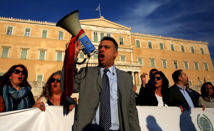 Protestujący przed greckim parlamentem, wieczorem w niedzielę doszło tam do rozruchów, fot. PAP/EPA/ORESTIS PANAGIOTOU