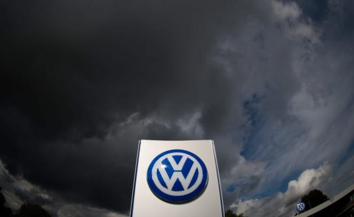 Czarne chmury nad Volkswagenem, fot. PAP/EPA/JULIAN STRATENSCHULTE 