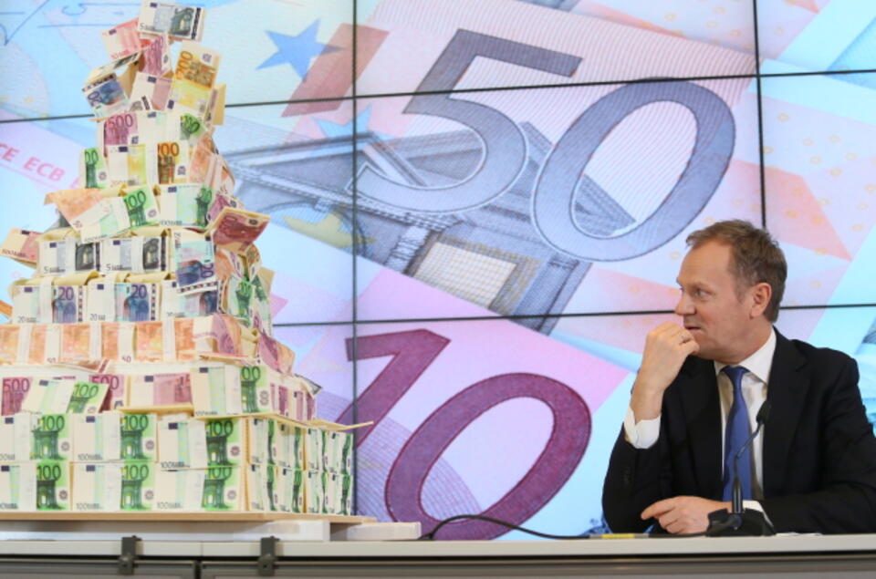 Nawet w Brukseli premier nie omieszkał skoncentrować się na PR. Na konferencji prasowej pokazał się z tortem banknotów. Fot. PAP / Leszek Szymański