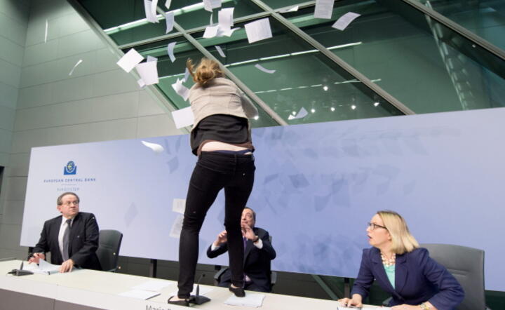 Atak aktywistki Femenu na konferencji szefa EBC fot. PAP / EPA Boris Roessler