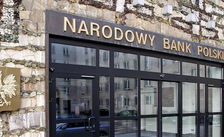 Wejście główne do siedziby Narodowego Banku Polskiego, Fot. r 	Andrzej Barabasz (Chepry)/Wikipedia