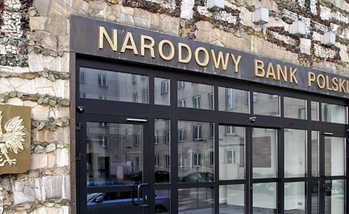 Wejście główne do siedziby Narodowego Banku Polskiego, Fot. r 	Andrzej Barabasz (Chepry)/Wikipedia