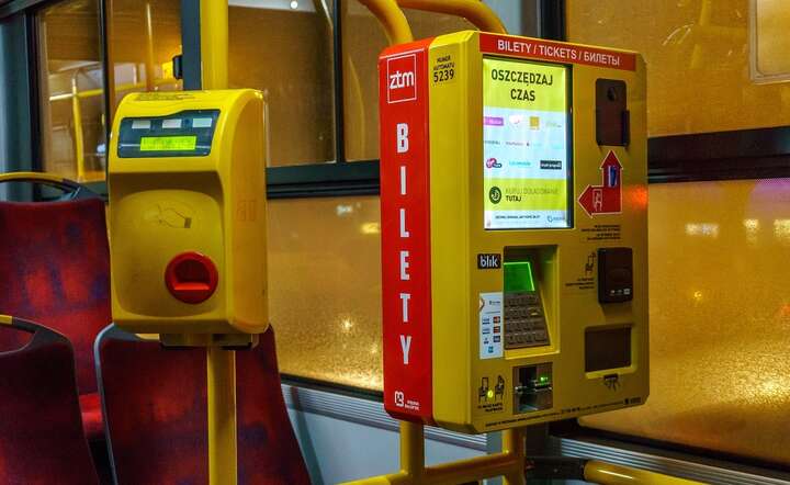 Automat do sprzedaży biletów w warszawskiej komunikacji miejskiej / autor: Fratria / AS