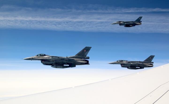 Polskie myśliwce F-16 w trakcie lotu patrolowego / autor: Fratria / MCz