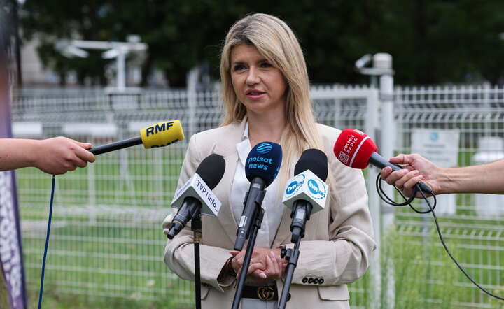 Rzeczniczka Instytutu Meteorologii i Gospodarki Wodnej Agnieszka Prasek na briefingu prasowym dot. najnowszych informacji pogodowych / autor: PAP/Albert Zawada