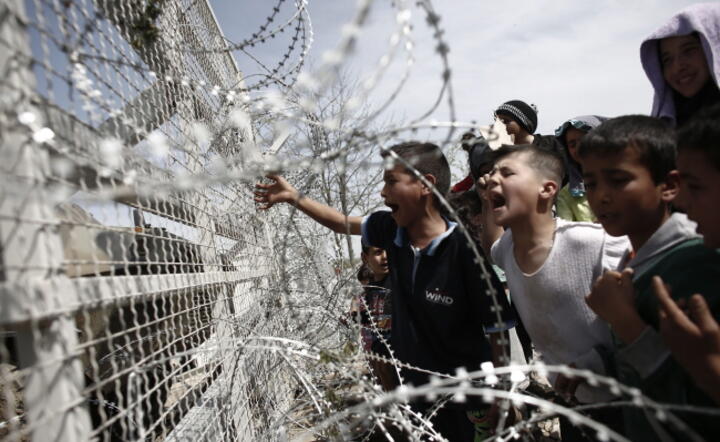 Imigranci w greckim obozie Idomeni żądają otwarcia granicy między Grecją a Macedonią, by mogli dostać się do Niemiec, fot. PAP/ EPA/KOSTAS TSIRONIS