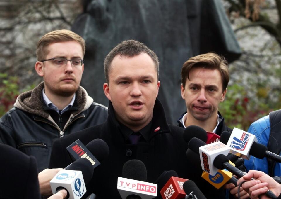 Witold Tumanowicz (w środku), obok Roberta Winnickiego i Krzysztofa Bosaka; fot. PAP/Tomasz Gzell