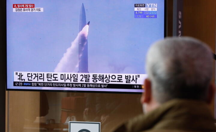 O odpaleniu rakiet poinformowała telewizja Korei Północnej, co było retransmitowane także w Korei Południowej / autor: PAP/EPA/KIM HEE-CHUL