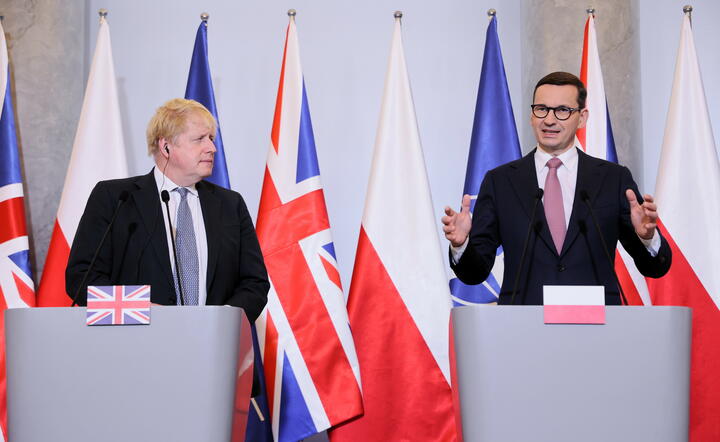 Premier Polski Mateusz Morawiecki oraz premier Wielkiej Brytanii Boris Johnson podczas konferencji prasowej w siedzibie Kancelarii Prezesa Rady Ministrów w Warszawie / autor: fotoserwis PAP