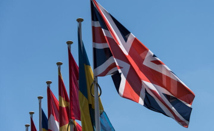 Flaga brytyjska pośród innych flag europejskich, fot. PAP/EPA/PATRICK SEEGER 