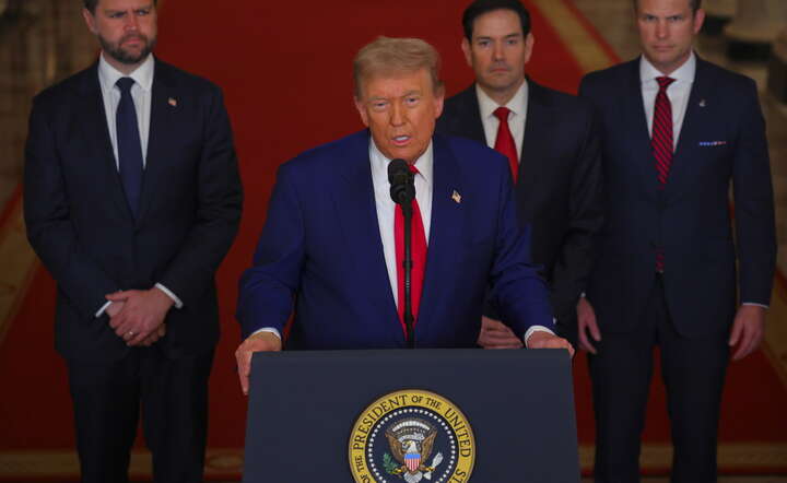 Prezydent USA Donald Trump (2L), wiceprezydent JD Vance (1L), sekretarz stanu Marco Rubio (2P) i sekretarz obrony Pete Hegseth (1P) / autor: PAP/EPA/Carlos Barria