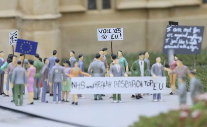 Figurki przedstawiające zwolenników brytyjskiej obecności w UE w Parku Miniatur w Brukseli, fot. PAP/EPA/OLIVIER HOSTELET