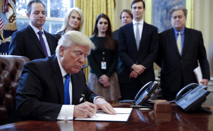 Prezydent Donald Trump prodpisuje dokumenty w sprawie uruchomienia budowy rurociągu Keystopne XL, fot. PAP/EPA/SHAWN THEW