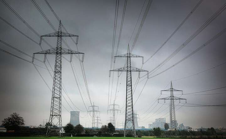 Obecne sieci do przesyłu energii nie są za stare, one nie są przystosowane do zmiennych warunków produkcji energii z OZE / autor: Pixabay