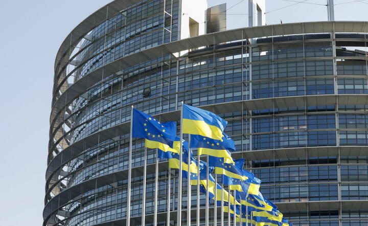 Flagi Ukrainy przed Parlamentem Europejskim / autor: EPA/PAP