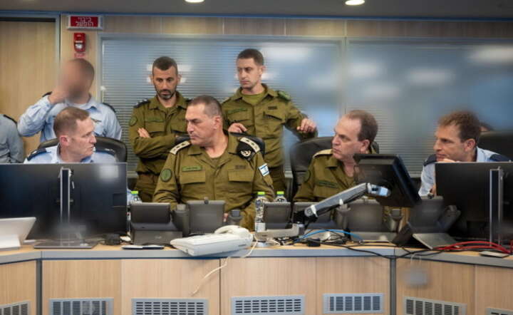 Dowódca izraelskich sił obrony generał Eyal Zamir (C) obserwuje działania sił izraelskich w sztabie w Jerozolimie / autor: PAP/EPA/Israel Defense Forces