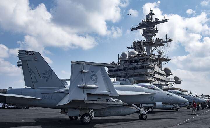 Samoloty bojowe FA-18 Hornet na pokładzie lotniskowca USS Nimitz / autor: Pixabay