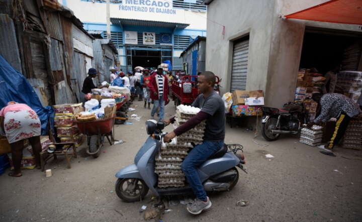 Targowisko miejskie w Port-au-Prince, stolicy Haiti / autor: PAP/EPA/ORLANDO BARRIA
