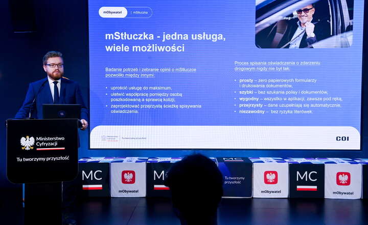 Wiceminister cyfryzacji Dariusz Standerski podczas konferencji prasowe w Centralnym Domu Technologii w Warszawie / autor: PAP/Piotr Nowak