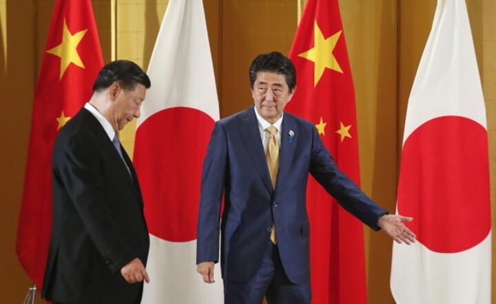 Premier Japonii Shinzo Abe (P) podejmuje chińskiego prezydenta Xi Jinpinga / autor: PAP/EPA/KIMIMASA MAYAMA
