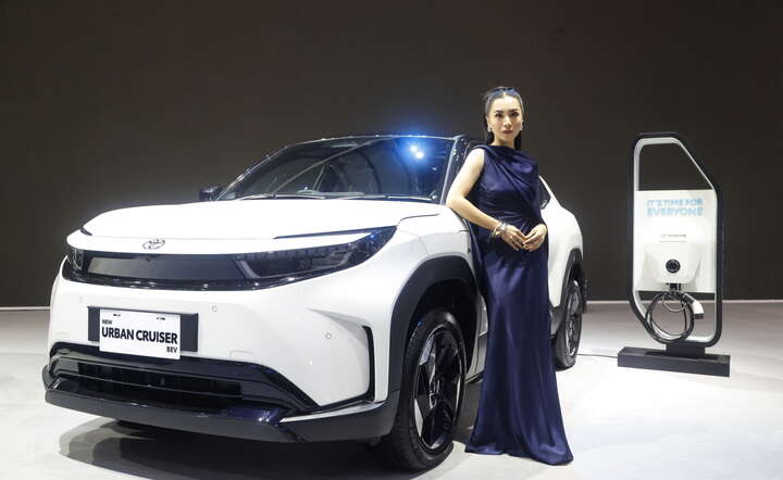 Nowy elektryczny model Toyoty Urban Cruiser na salonie samochodowym w Indonezji / autor: PAP/ EPA/BAGUS INDAHONO