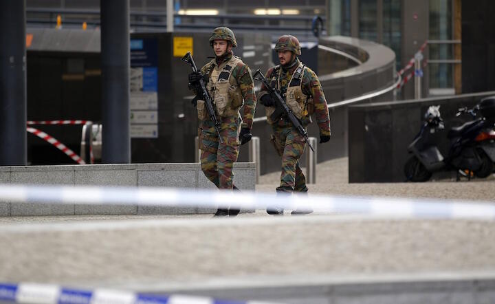 Armia na ulicach Brukseli, fot. PAP/EPA/YOAN VALAT